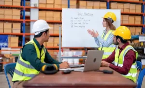 ingeniera capacitando a personal