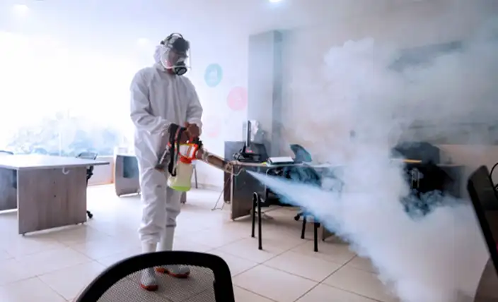 persona haciendo fumigación