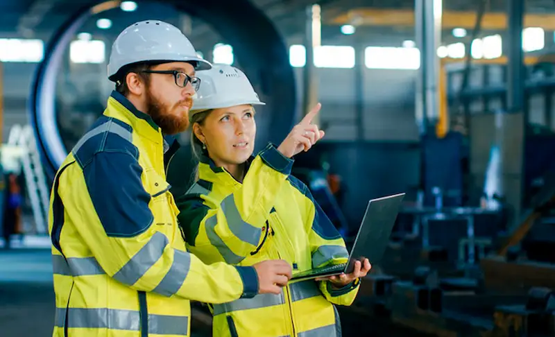 ingenieros viendo una laptop