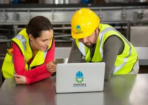 2 ingenieros viendo una laptop