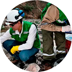 ingenieros realizando monitoreo ambiental