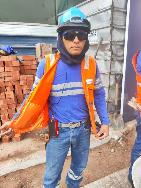 personal usando el dosimetro de ruido