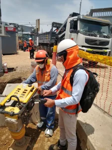 ingeniero haciendo monitoreo de vibración ocupacional