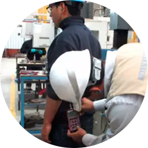 ingeniero realizando monitoreo ocupacional