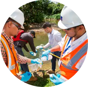 ingenieros realizando muestreo ambiental