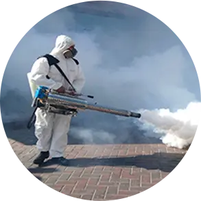 persona realizando saneamiento ambiental fumigacion