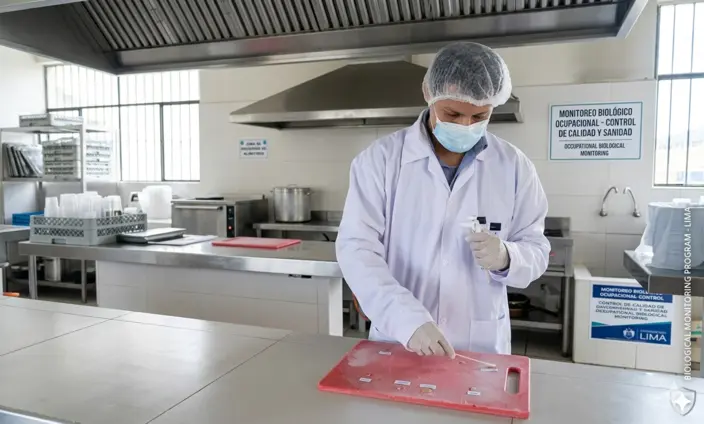 ingeniero realizando toma de muestra microbiologica