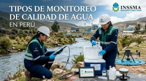 ingenieros tomando una muestra de agua de rio